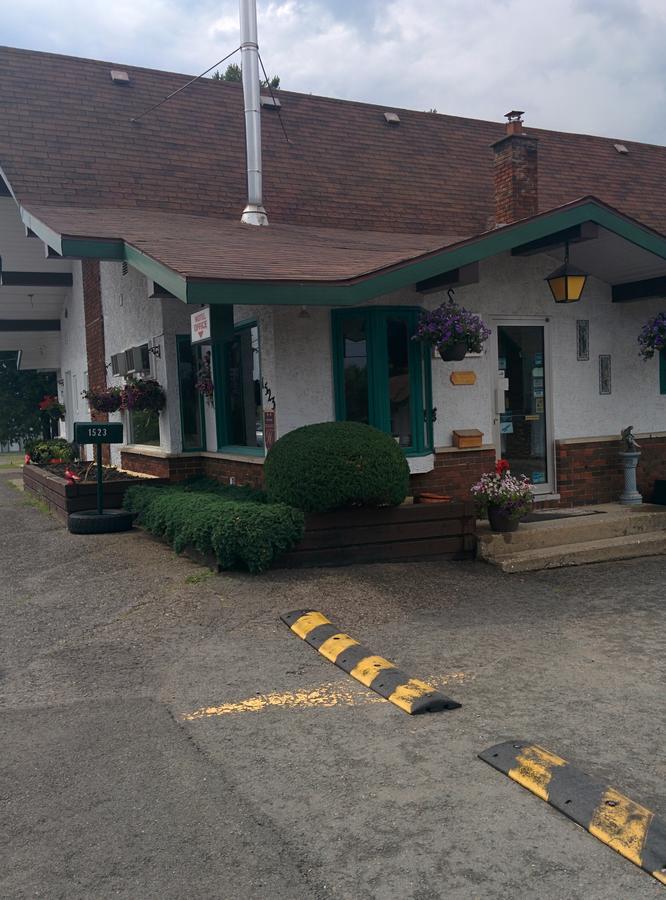 Motel Les Pins Granby Εξωτερικό φωτογραφία