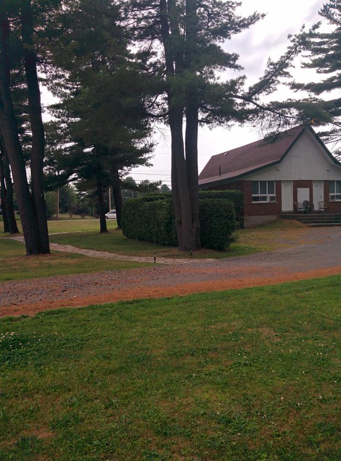 Motel Les Pins Granby Εξωτερικό φωτογραφία