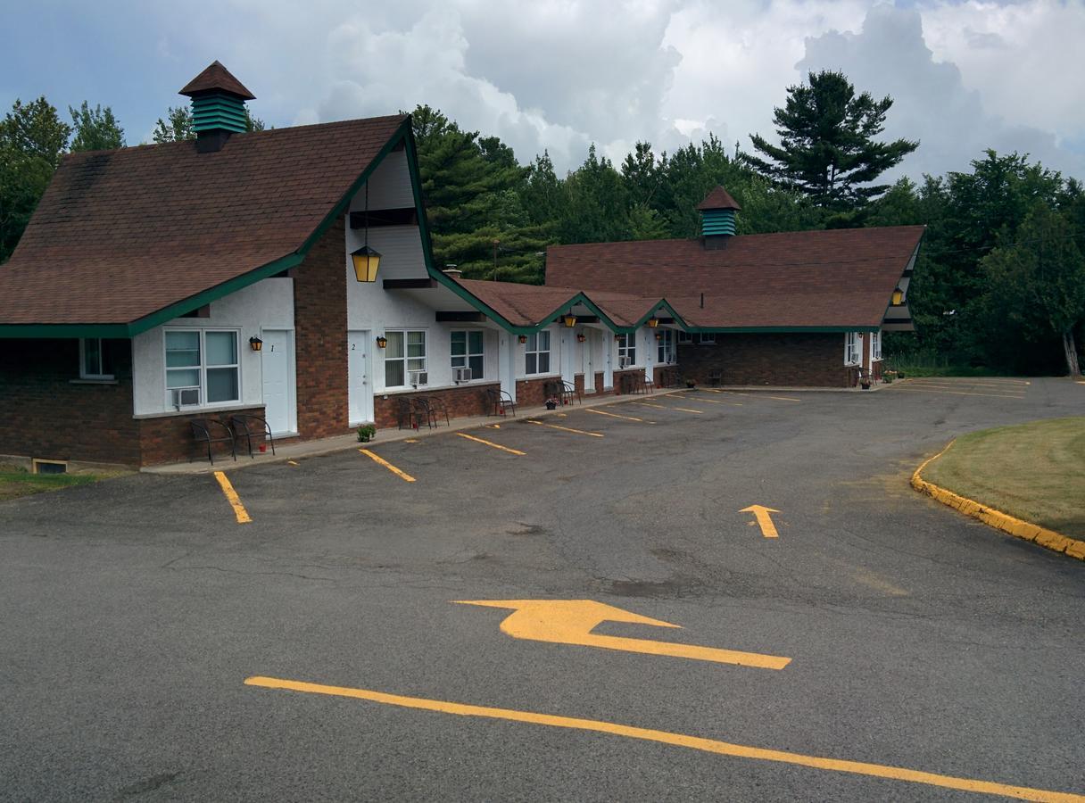 Motel Les Pins Granby Εξωτερικό φωτογραφία