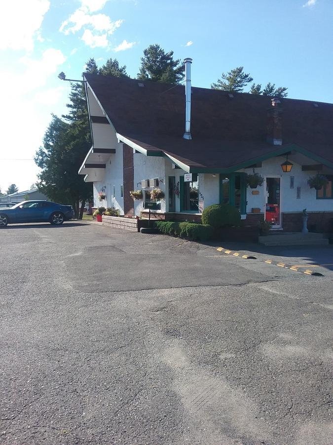 Motel Les Pins Granby Εξωτερικό φωτογραφία